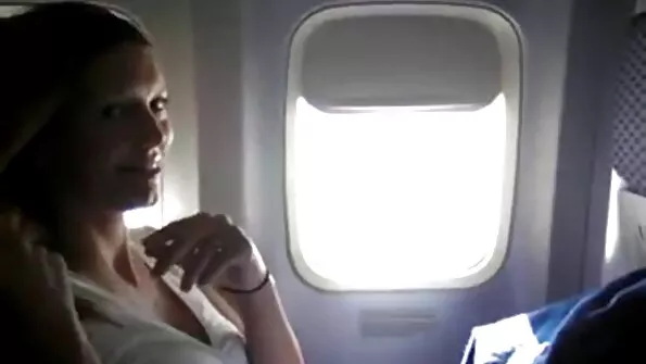 Шикарна кучерявенька sestra xxx дівчина облизує хуй.