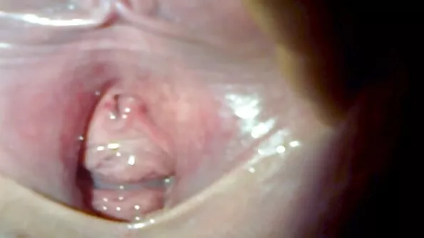 Голий чоловік трахкає кохану біля ялинки секс сестри в кицьку.