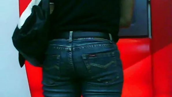 На порно сестри білому дивані вставляє довгий хуй у вагіночку.