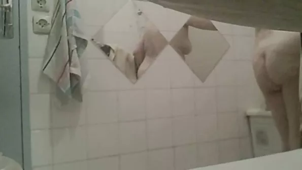 Оголена порно брат і сестра теличка миє кицьку і дрочить руками.