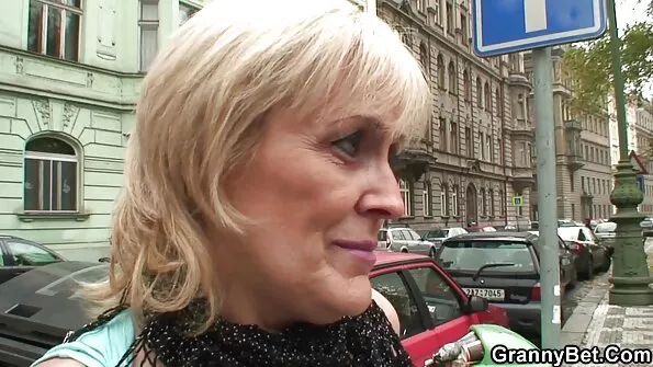 Спортивна кучеряка секс з сестрою розслабилася за спонтанною мастурбацією.