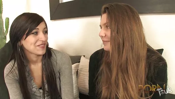 Після душа дівка пестить неголену кицьку руками. sestra xxx