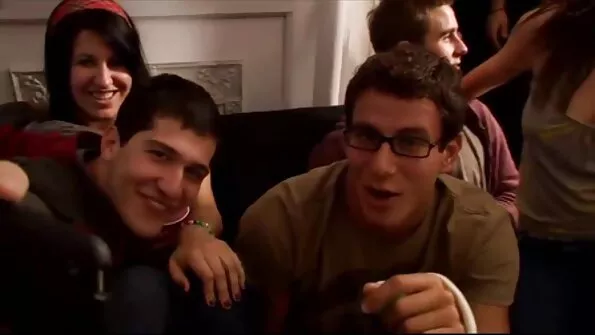 Показала шанувальнику свою мастурбацію і віддалася секс сестри і брата йому пристрасно.