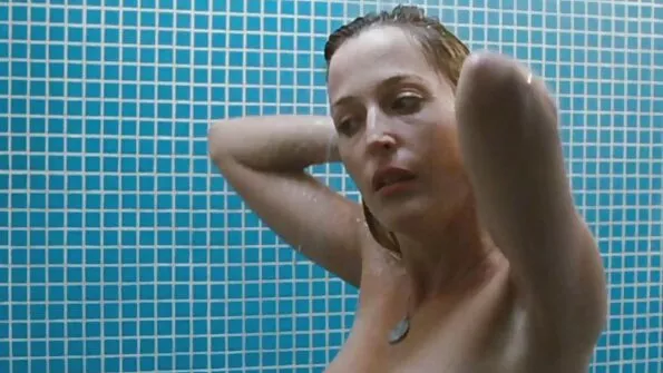 Блондинка стала на коліна і перекусила збудженим членом. порно з сестрами