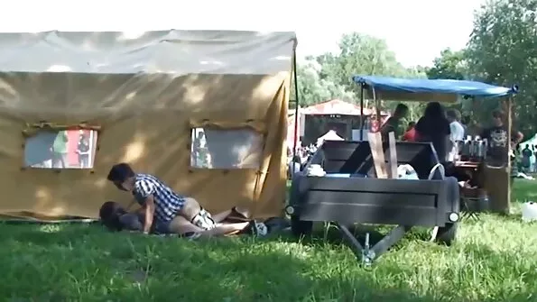 Молодий ковбой чпокає подружку брата на sestra xxx дивані