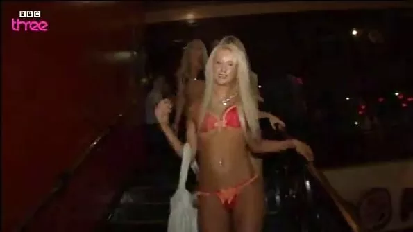 Російський порно брат і сестра блондин потрахав у кицьку та попу дівчину.