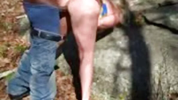 Задерикувата чорнява бестія секс брат і сестра активно посмоктала хлопцю член.