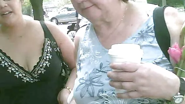 Телка домінує над секс з сестрою чоловіком і сидить на його обличчі