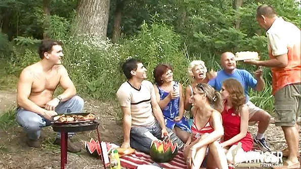 Збуджений трюфель секс відео брат і сестра трахкає шоколадним у попку.