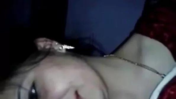 У милашки смішне обличчя під час мастурбації кицьки. порно брат і сестра