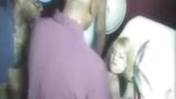 Соковита секс з сестрою жінка займається сексом в трусиках з коханцем.