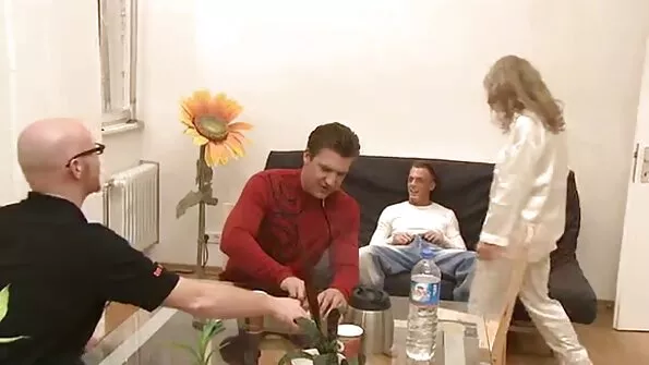 Цікавий секс сестрою дідусь підглянув за дівчиною і став з нею трахатись.