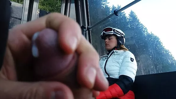 Білобрисий самець занурює sex sestra video пеніс у кицьку.