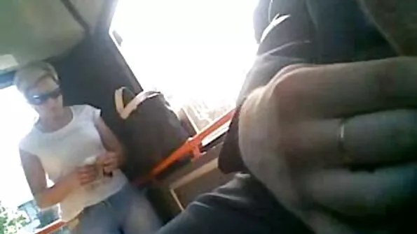 Весела блондинка чудово посмоктала порно сестри в селі.