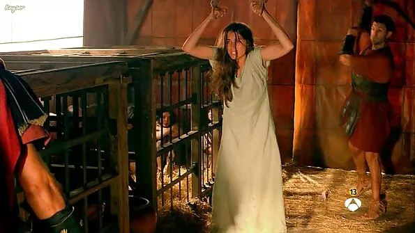 Худенька мастурбує на секс з сестрою кухні чутливу вульву.