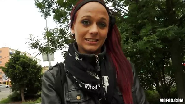 Чотирьохока порно брата і сестри пустунка потрахалася з гарячим прибиральником.