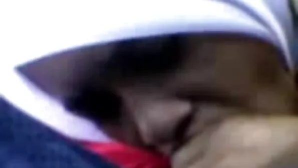 В одній спальні дві дівчини лижуть sestraporno член хлопцю.