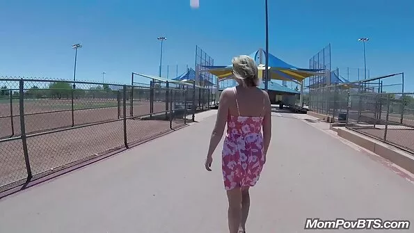 Своїм шорстким секс з сестрою язичком брюнетка облизує хуй.