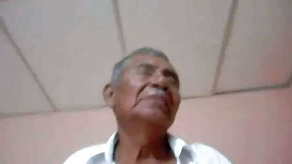 Сексапільна чіка пестить секс брат і сестра член свого нареченого і не червоніє.