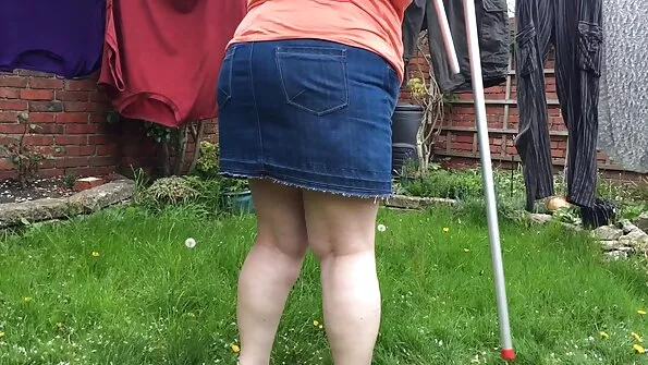 Стоячи на порно брат і сестра колінах дівчина пустує з блискучим членом.