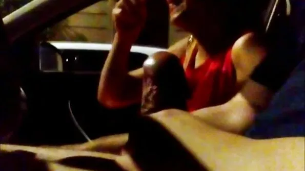 Чорновола секс сестри і брата бестія смокче незнайомцю через стіну.