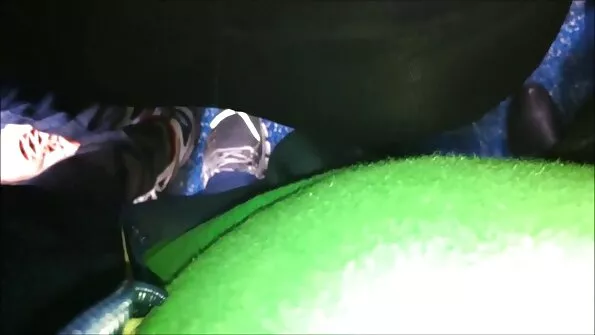 Дорослий чоловік працює над порно сестри кицькою блондинки.