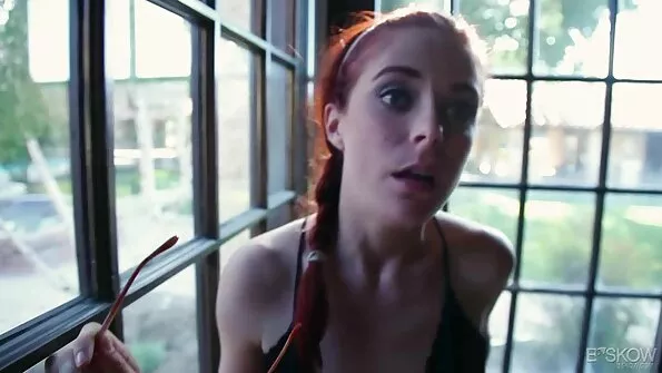 Чарівна чувишка porn sestra роздяглася для мастурбації.