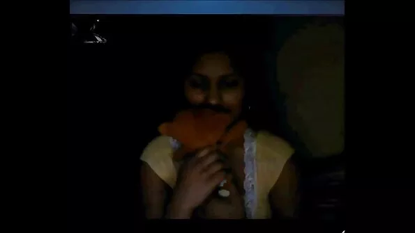 Хлопець із секс з сестрою татухами трахнув після басейну брюнетку.