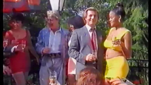 Розташувавшись секс з сестрою на дивані молоді ебутся після репетування.