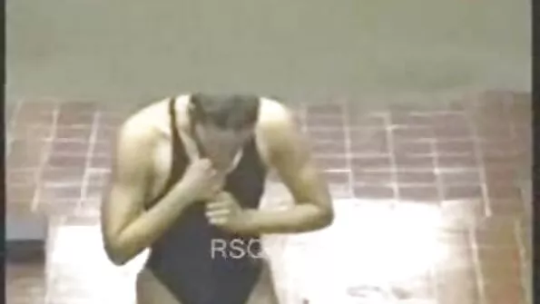 Схвильована Milena Angel sestra porno так і норовить зняти з себе купальник.