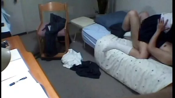 Молода людина трахкає у воді привабливу масажистку. секс брата і сестри