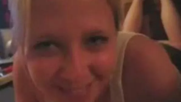 Два хлопці секс з сестрою їдуть одну дівчину у всі дірочки.