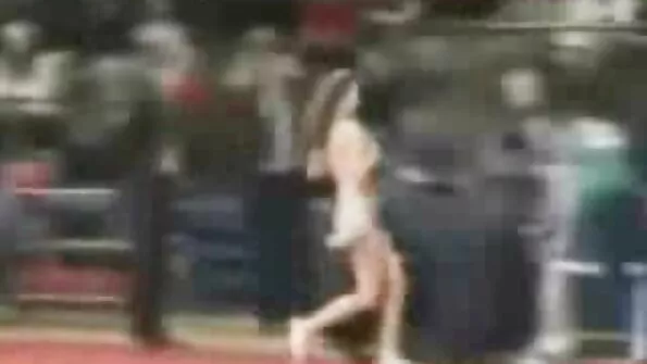 Суєт пальці під трусики і sestra porno ніжно мастурбує.